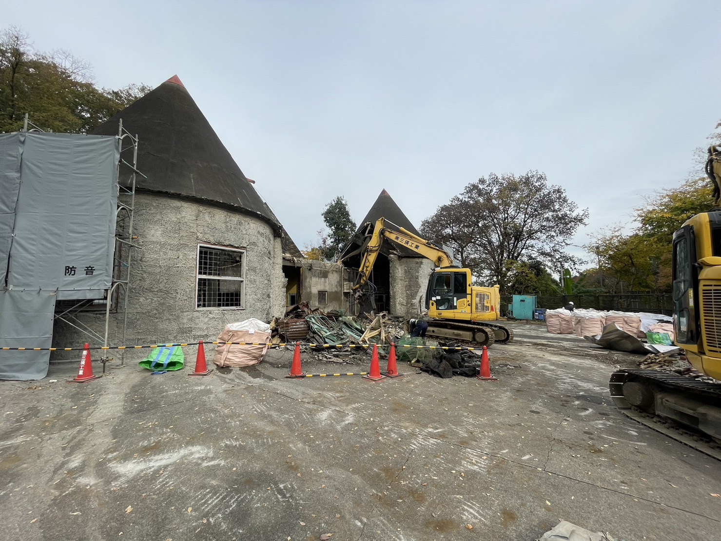 日野市・動物公園キリン舎解体工事